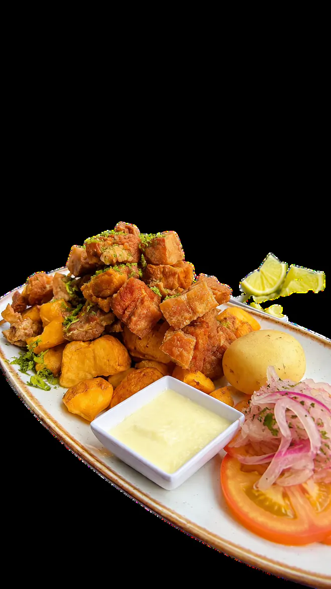 Chicharrón de antaño sobre papas criollas, con arepitas y crema agria
