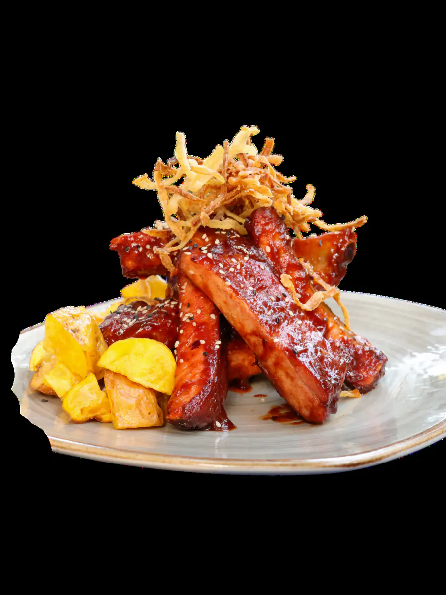 Costillas de cerdo ahumadas en leña con BBQ de la casa
