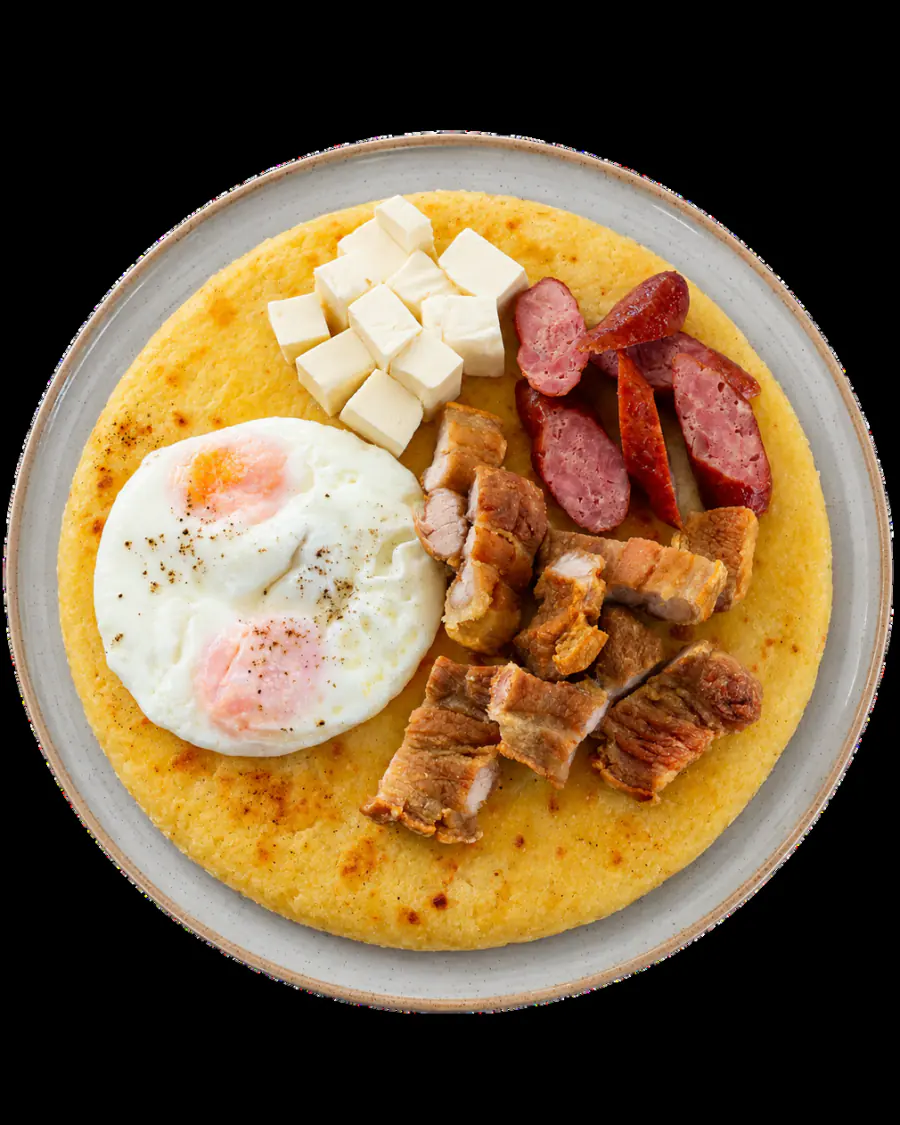 Gran arepa paisa con huevo, chicharrón, chorizo y queso