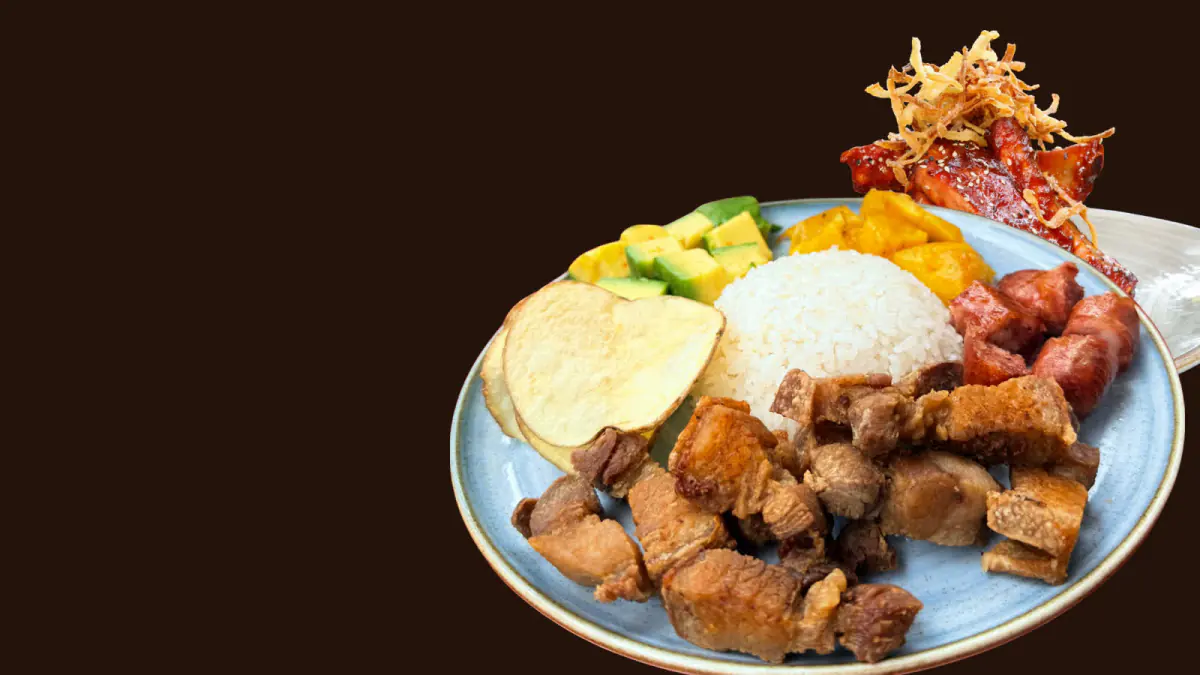 Plato típico de Capital Antioqueña con chicharrón, chorizo, arroz, maduro, arepa y aguacate