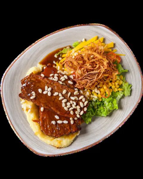 Posta cartagenera con puré de papa y ensalada