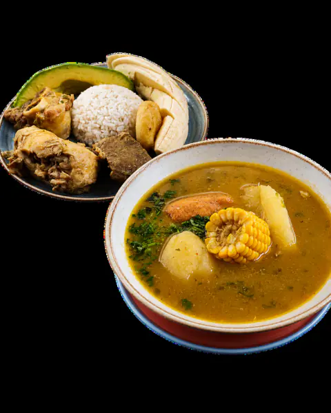 Sopa típica con arroz, aguacate y banano al lado