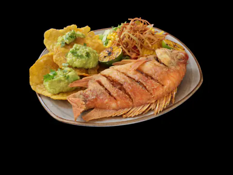 Tilapia frita con patacones y guacamole